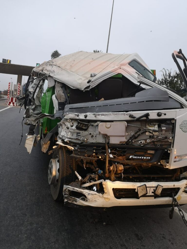 حادثة سيدي اليمني ... 2 شاحنات تصطدمان على الطريق السيار 1 WhatsApp Image 2026 08 15 at 21.57.42 2