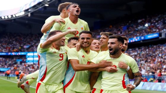 لاعبون من المنتخب الإسباني يحتفلون بتسجيل الهدف الثالث في شباك المنتخب الفرنسي بمنافسات كرة القدم للرجال في أولمبياد باريس يوم التاسع من أغسطس آب 2024. تصوير: بيروشكا فان دي فاو - رويترز