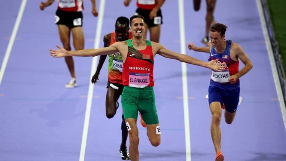 العداء المغربي سفيان البقالي يتوج بالميدالية الذهبية في سباق 3000 متر موانع