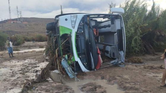 انجراف حافلة للركاب بفعل السيول على مستوى واد طاطا .. مصرع شخصين و14 في عداد المفقودين