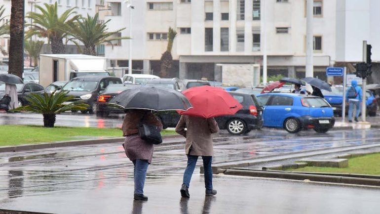 طقس المغرب: صقيع وأجواء مستقرة تعانق منخفضًا جويًا يحمل أمطارًا وثلوجًا قريبًا