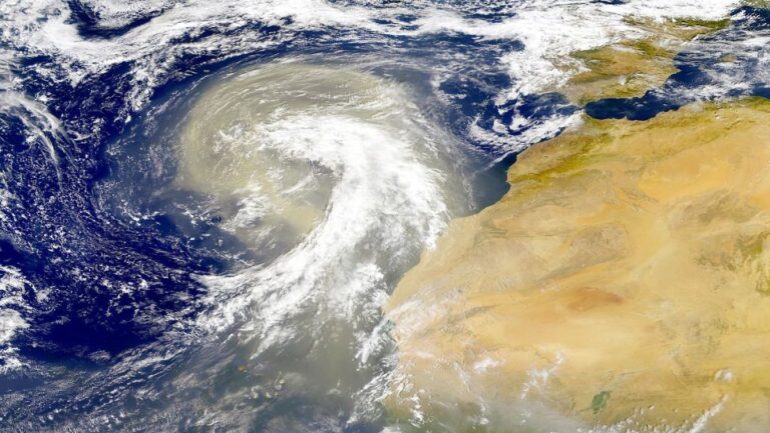 الشتاء يعود بقوة إلى المغرب: أمطار وثلوج وانخفاض حاد في الحرارة