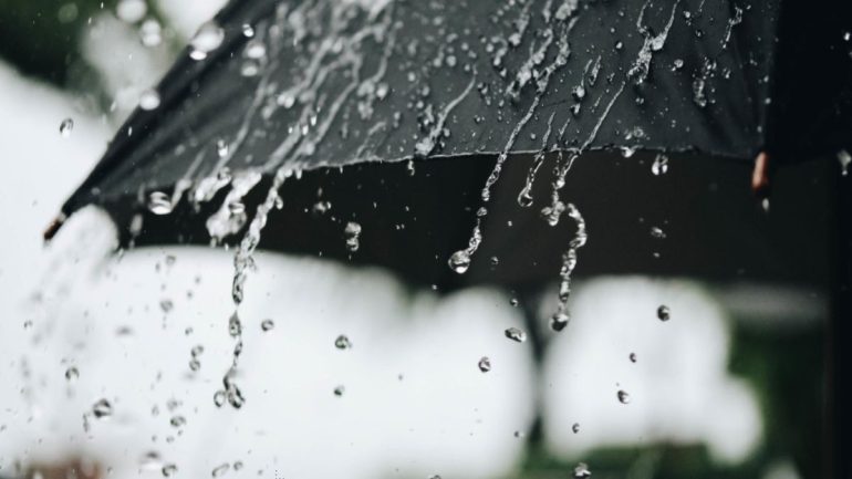 المطر يرسم لوحة الأمل في سماء المغرب ويبشر بموسم فلاحي واعد