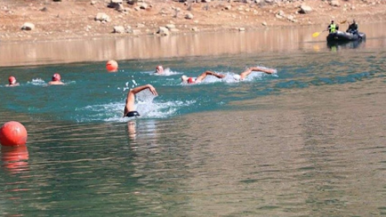 بحيرة أكلمام أزكزا.. مسرح عالمي لتحدي السباحة في المياه الباردة
