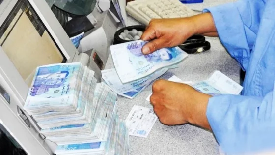 فضيحة تهز بنكًا مغربيًا: هل يدفع الزبائن ثمن نزوات موظف؟