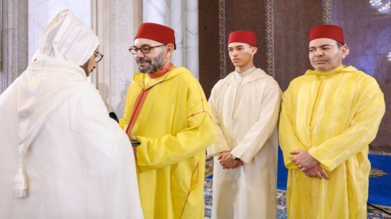ملك المغرب يضيء ليلة القدر بتكريم حفظة القرآن وأهل الحديث.