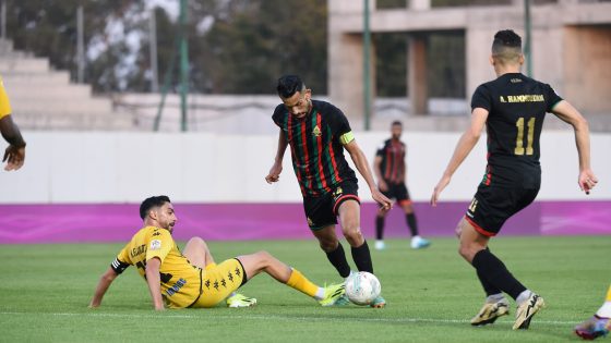 الجيش الملكي يواصل زحفه نحو اللقب بثلاثية في شباك المغرب التطواني!