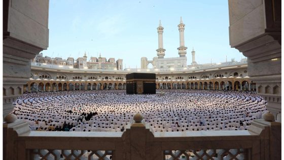 هل نجحت التكنولوجيا في تحويل الحرمين إلى “مدينة ذكية” تستوعب ملايين الزوار في رمضان؟