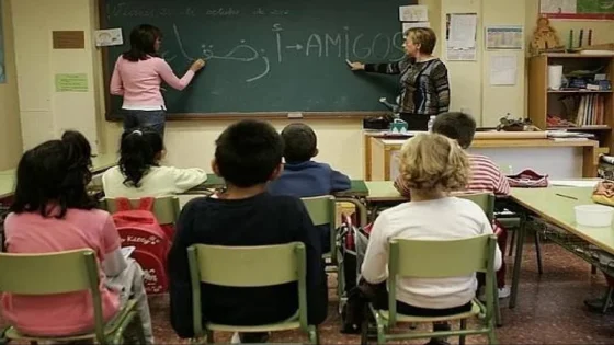 ڤوكس يُشعل حرب الهوية في مدارس إسبانيا: هل تُطيح العنصرية السياسية بـجذور التلاميذ المغاربة؟