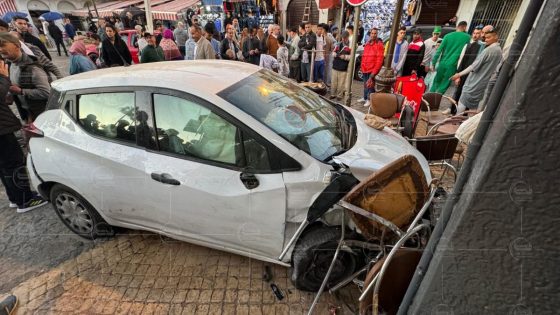 هل تحولت ساحة طنجة إلى حلبة سباق؟ سيارة تقتحم مقهى وتُثير الرعب!