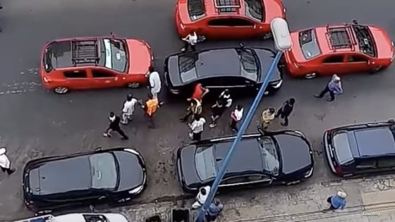 هل تُنهي “دعوة الحوار” حرب الشوارع بين سائقي الأجرة والتطبيقات الذكية؟
