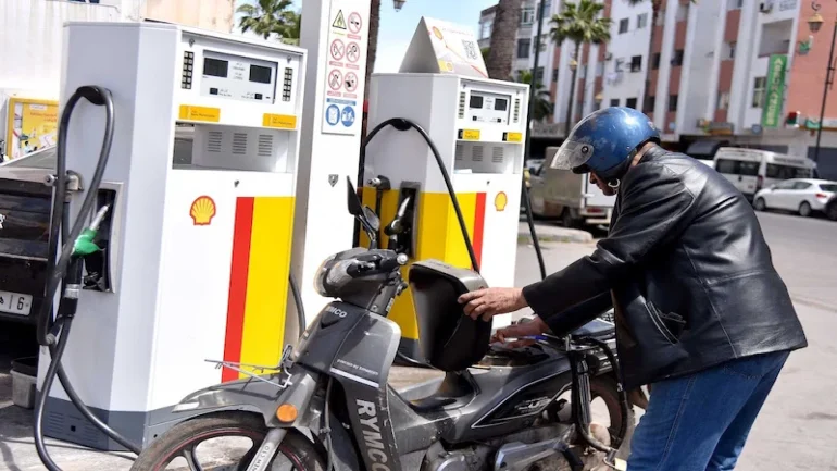 نفط رخيص.. بنزين نار؟ فجوة الأسعار تُشعل غضب المغاربة وتُعيد ملف المحروقات إلى الواجهة!
