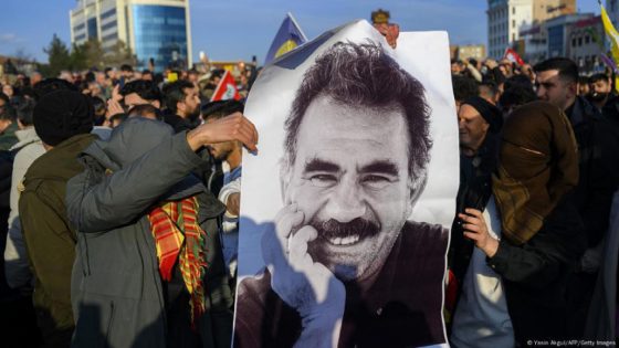 حزب العمال الكردستاني يطوي صفحة الدم: حلّ نهائي للسلاح بدعوة من أوجلان ومباركة رسمية
