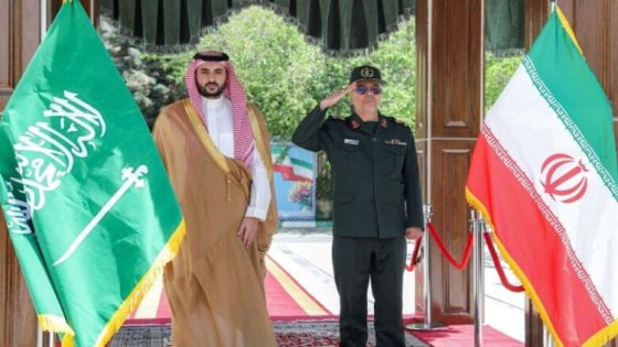 اتصال استثنائي بين وزير الدفاع السعودي ورئيس أركان إيران يبحث الأمن الإقليمي