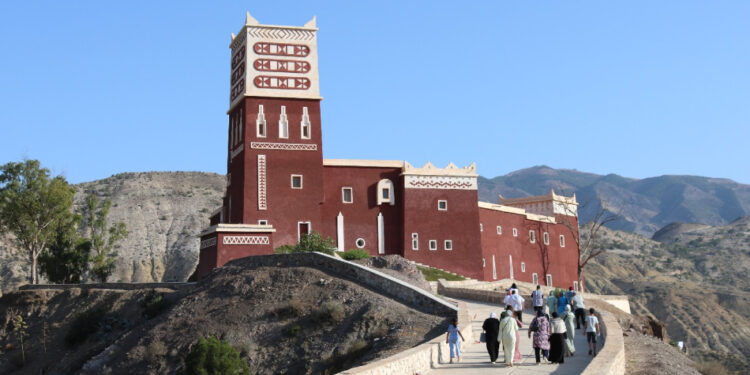 “قلعة الحمراء” تُنفض عنها غبار النسيان… إمزورن تُعيد للذاكرة نبضها التراثي