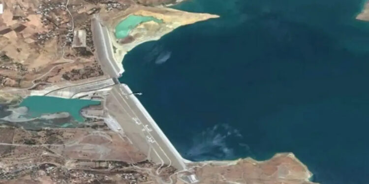 قنطرة الحياة فوق سد الوحدة.. مشروع يفك العزلة ويربط ما فرّقته الجغرافيا