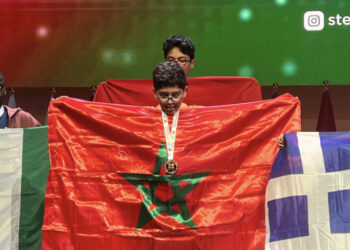 آدم، ابن الـ9 سنوات، ينتزع فضية أولمبياد البرمجة ويُحلّق بعلم المغرب عاليًا