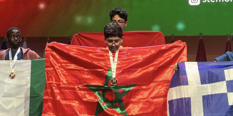 آدم، ابن الـ9 سنوات، ينتزع فضية أولمبياد البرمجة ويُحلّق بعلم المغرب عاليًا