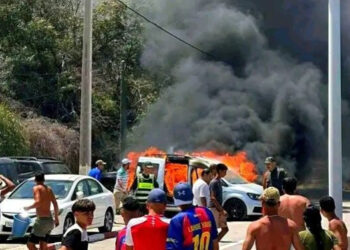 طاجين ينتهي بكارثة: احتراق سيارة سائح بشاطئ “تلا يوسف” دون خسائر بشرية