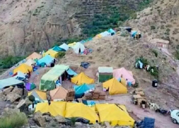 بعد عامين من الزلزال… أسرٌ ما تزال تحت الخيام، والعدالة غائبة