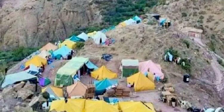 بعد عامين من الزلزال… أسرٌ ما تزال تحت الخيام، والعدالة غائبة