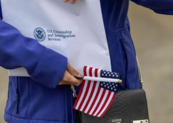 فائزون بقرعة الهجرة الأمريكية يقرعون باب الأمل المغلق في الدار البيضاء