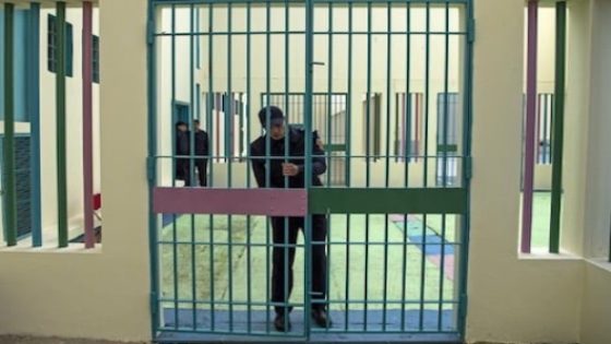 A prison warden locks a gate at the Oukacha prison in Casablanca on February 1, 2018. / AFP PHOTO / FADEL SENNA