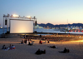 هل ينجح مهرجان سينما الشاطئ في مزج سحر البحر بروح السينما المغربية؟