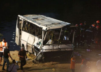 الجزائر تتخذ إجراءات عاجلة بعد مأساة انقلاب حافلة: نحو سحب الحافلات المتهالكة