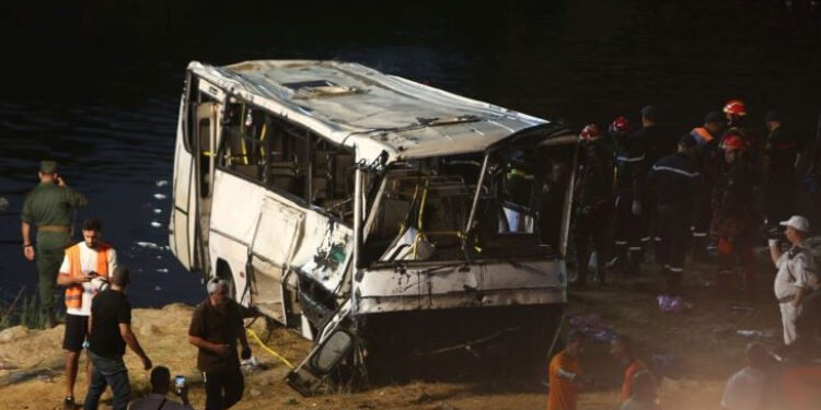 الجزائر تتخذ إجراءات عاجلة بعد مأساة انقلاب حافلة: نحو سحب الحافلات المتهالكة