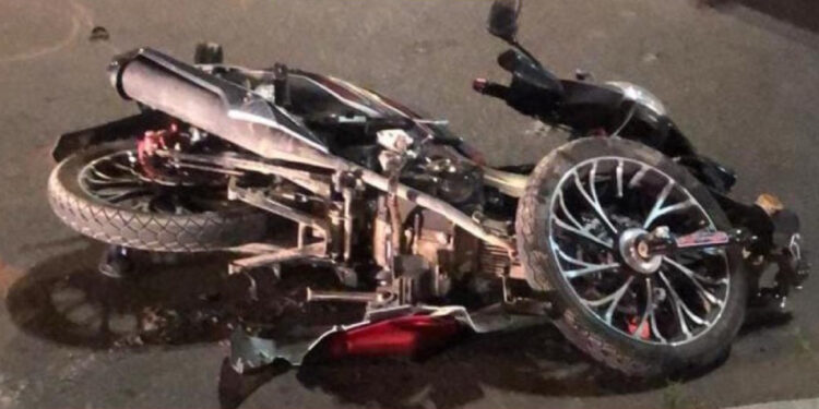 مأساة على الطريق الساحلية بالداخلة: دراجة نارية تودي بحياة رجل وتترك جرحى بين الحياة والموت