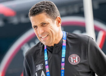 الجزيرة الإماراتي يطيح بالمدرب المغربي الحسين عموتة بعد خسارة مثيرة