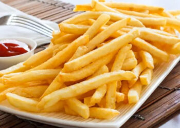 البطاطس المقلية.. متعة لحظية ومخاطر صحية خفية
