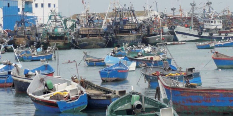 رياح وأمواج عاتية توقف قوارب الصيد ببوجدور