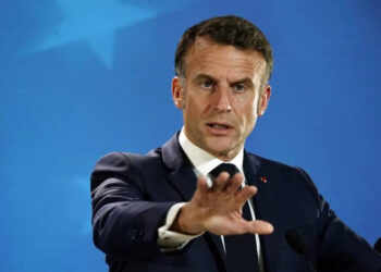 ماكرون يُشهر ورقة التأشيرات في وجه الجزائر: “الاحترام لا يكون من طرف واحد”
