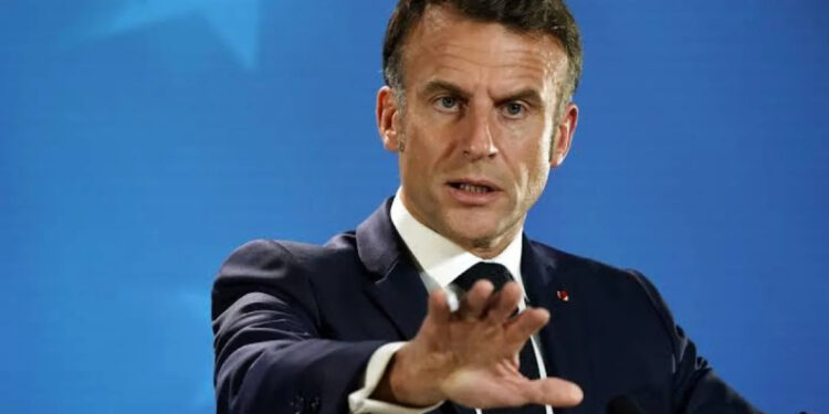 ماكرون يُشهر ورقة التأشيرات في وجه الجزائر: “الاحترام لا يكون من طرف واحد”