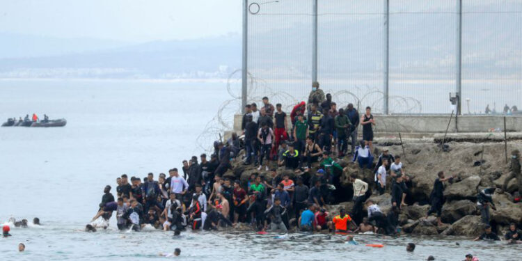 سبتة المحتلة على وقع موجة غير مسبوقة من محاولات العبور سباحة