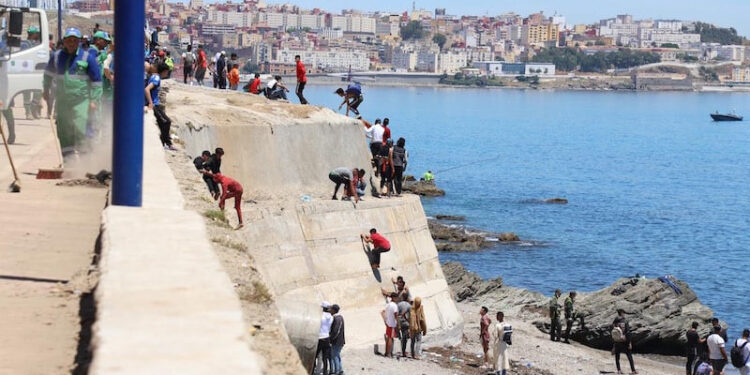 ضباب الفجر يفتح الطريق… ومحاولات تسلل جديدة نحو سبتة