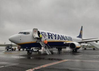 غرامة على حقيبة مسافر مغربي تُشعل جدلًا حول “ريانير” وغياب حماية حقوق الركاب في مطارات المملكة