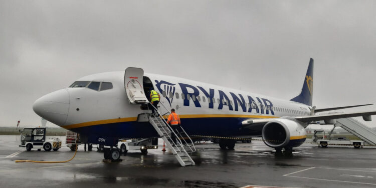 غرامة على حقيبة مسافر مغربي تُشعل جدلًا حول “ريانير” وغياب حماية حقوق الركاب في مطارات المملكة