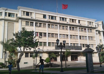 طنجة على وقع صدمة: اعتداء خطير يستهدف باشا في قلب المدينة