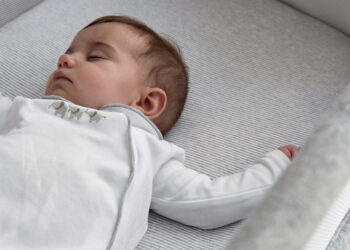 قلة النوم ترهقكِ؟ إليكِ خطة ذكية لتحسين نوم رضيعكِ… ولراحتكِ أيضًا