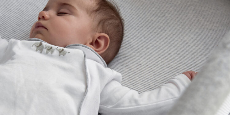 قلة النوم ترهقكِ؟ إليكِ خطة ذكية لتحسين نوم رضيعكِ… ولراحتكِ أيضًا