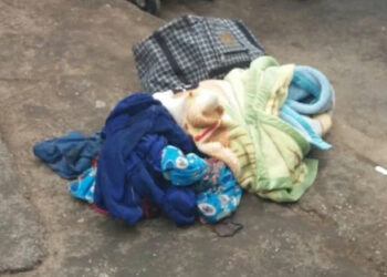 مأساة على أسوار المقبرة… رضيع يُلقى للموت قرب مقبرة أكنونين