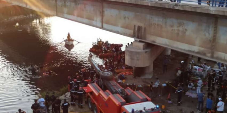 مأساة في الحراش: 18 قتيلاً و9 مصابين إثر سقوط حافلة في وادٍ