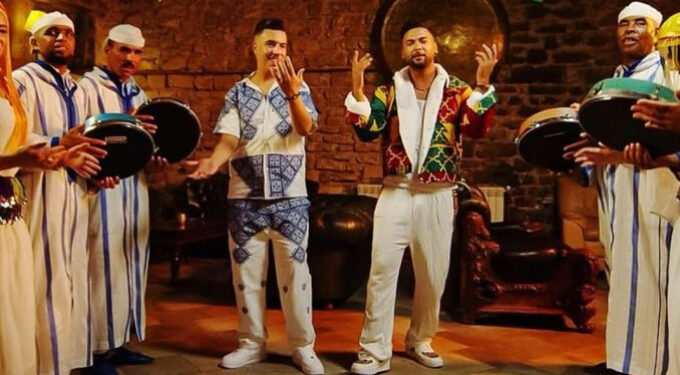 “ضربة ضربة”… ديو مغربي يحتفي بالأصالة بروح عصرية