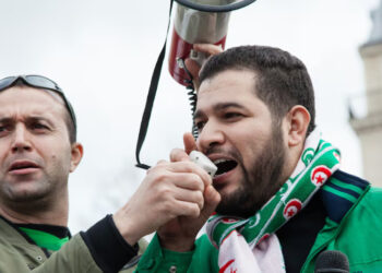 فرنسا تصدر مذكرة توقيف دولية ضد دبلوماسي جزائري سابق بتهمة الإرهاب ومحاولة اختطاف معارض سياسي