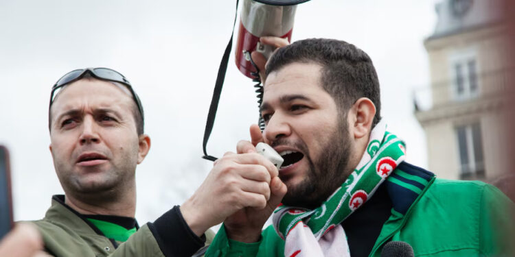 فرنسا تصدر مذكرة توقيف دولية ضد دبلوماسي جزائري سابق بتهمة الإرهاب ومحاولة اختطاف معارض سياسي