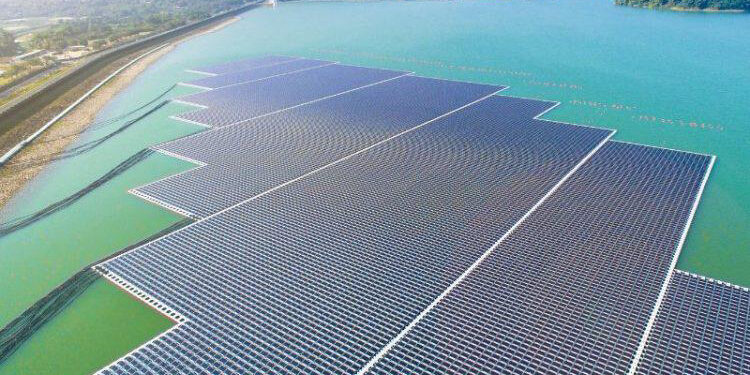 ألواح شمسية عائمة على سد طنجة المتوسط: المغرب يبتكر لحماية مياهه من التبخر