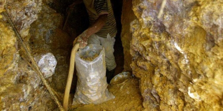 بين مكاسب الذهب وضغط الديون.. “مناجم” تحافظ على استثماراتها رغم تباطؤ النمو